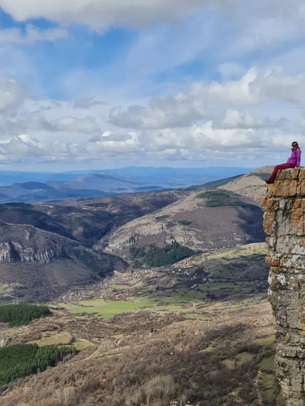 stolo-dobravishka-skaklya