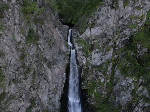 trek-big-ustina-waterfall
