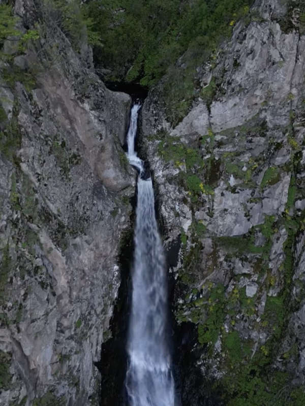 trek-big-ustina-waterfall
