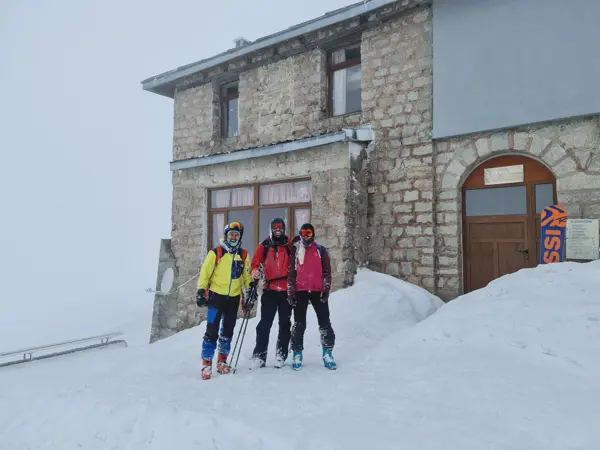 trekking-makedonia-hut-mechi-peak